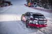 Audi vante les qualités de traction de son SUV électrique e-tron dans une vidéo le montrant en train de gravir une pente inclinée à 85 % sur une piste de ski de la station de Kitzbühel, en Autriche.