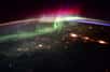 Voici de magnifiques aurores boréales photographiées de l’espace le 15 septembre 2017 par Paolo Nespoli. L’astronaute de l’ESA est arrivé à bord de la Station spatiale internationale fin juillet 2017. Durant quatre mois, il mène une mission baptisée Vita.