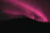Un spectacle rare s’est joué dans le ciel de la Norvège début novembre : des aurores boréales de couleur rose ! Il y a longtemps que les chercheurs et les amateurs n'en avaient pas observé. En cause, un trou dans le champ magnétique terrestre. Que s'est-il passé exactement ?