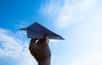 Des chercheurs ont découvert de nouveaux effets aérodynamiques qui influencent le vol des avions en papier en fonction de leur centre d’inertie. Ces résultats pourraient permettre de concevoir de nouveaux petits appareils volants plus stables et capables de planer.