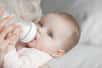 Une étude menée au Trinity College de Dublin s'est intéressée à l'exposition potentielle des bébés nourris avec du lait préparé dans des biberons en polypropylène, une matière plastique souvent utilisée au contact des aliments.
