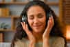 La musique, ce langage universel, possède un pouvoir passionnant sur notre être tout entier. Elle influence notre humeur, stimule notre esprit et fait vibrer notre corps. Mais comment la mélodie parvient-elle à exercer une telle emprise sur nous ? Plongeons dans les mystères de cette alchimie sonore qui façonne notre quotidien.