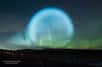 Dans la nuit du 26 octobre, en Sibérie, plusieurs personnes ont pu voir une sphère lumineuse bleutée grandir dans le ciel, à côté des aurores boréales qui dansaient à ce moment-là. S’agissait-il d’un phénomène naturel ou artificiel ?