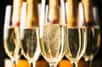 Pas de fêtes sans faire sauter le bouchon d’une bouteille de champagne ! Les bulles qui se forment dans les verres peuvent sembler banales, mais elles impliquent de nombreux phénomènes chimiques, essentiels pour le goût et l’arôme du vin. Les bulles sont donc beaucoup plus importantes qu’on ne pourrait le croire.