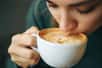 Consommer avec modération, le café ne présente pas de risques pour la santé, il est même associé à plusieurs effets positifs sur le cœur. Mais, de toutes les sortes de cafés disponibles, en grain, moulu, instantané ou déca, quelle est la meilleure façon de le consommer ?