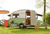 Envie de vacances en roue libre avec le paysage en toile de fond ? Pour cet été, préparez un petit road trip en caravane ! Mais pas n’importe quelle caravane : on parle ici de petits bijoux design, parfois compacts et modulables. Voici une sélection de modèles nouvelle génération à adopter pour sillonner les routes, que vous partiez sur celles de France ou à l'autre bout du monde !