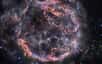 Cassiopée A (Cas A) est le reste d'une supernova dans la Voie lactée sous la forme d'une sorte de bulle de plasma très chaude d'environ 13 années-lumière de diamètre et que des télescopes dans l'espace peuvent observer dans la constellation de Cassiopée. Le regard perçant dans l'infrarouge du James-Webb révèle de nouveaux détails concernant le reste spectaculaire de Cas A.