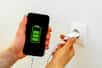 Nos foyers regorgent d'appareils nécessitant des chargeurs qui restent souvent branchés en permanence. Cette habitude, apparemment anodine, soulève pourtant des questions de consommation énergétique et de sécurité. Les risques associés aux chargeurs constamment connectés méritent notre attention, tant pour préserver notre portefeuille que notre tranquillité d'esprit.