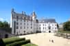 Marquée par une histoire très riche, la Bretagne propose aux visiteurs un large panorama architectural. Des châteaux défensifs aux châteaux de plaisance, ces monuments témoignent d'un patrimoine riche et varié.