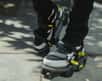 Une entreprise de robotique aux États-Unis vient de lancer une campagne Kickstarter pour des chaussures robotisées. Avec une vitesse maximale de 11 km/h, elles offrent une alternative aux trottinettes électriques pour les déplacements en ville.