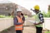 Tu aimes construire, manager et le contact humain ? Le métier de chef de chantier est fait pour toi ! Véritable chef d’orchestre du BTP, le chef de chantier organise et planifie les travaux, gère les équipes et contrôle l’avancée du chantier.