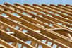 Les chevrons servent pour la pose de la toiture et lors de l'isolation d'une maison par la charpente. © N3d-Artphoto.Com, Adobe Stock