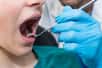 Habile de ses mains et haut technicien, le chirurgien-dentiste intervient de multiples façons dans la bouche de ses patients. Implant, extraction de dent, blanchiment, pose d’appareil dentaire… Le métier de dentiste à de quoi te donner le sourire tellement il est varié.