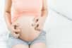 Connaissez-vous la cholestase gravidique ? C’est une pathologie qui touche 1 % des femmes enceintes au cours du troisième trimestre de grossesse. Elle se traduit par des démangeaisons intenses. Quelle est sa prise en charge ?