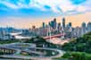 Vue sur Chongqing, mégalopole atypique chinoise, au lever du soleil. © zhao dongfang, Adobe Stock