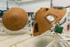 Airbus Espace s’apprête à livrer à Thales Alenia Space les boucliers thermiques de la mission ExoMars 2016 qui posera sur Mars la capsule Schiaparelli. Pour l’Europe, ce sera la deuxième tentative de se poser sur la Planète rouge, après l’échec de Beagle 2 qui s’est écrasé sur Mars en décembre 2003.