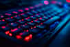 Un clavier gaming performant doit exceller sur plusieurs aspects pour optimiser vos sessions de jeu. Face à une offre pléthorique où tous les modèles ne se valent pas, il est crucial de bien choisir. Pour vous aider, nous avons sélectionné les meilleurs claviers gamer à moins de 150 €, alliant qualité et prix abordable, afin de vous offrir une expérience de jeu immersive sans exploser votre budget.