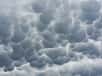 Lorsque le temps est orageux, des centaines de globes nuageux peuvent apparaître dans le ciel pendant quelques minutes. Les mammatus sont des nuages spectaculaires qui peuvent facilement être observés si l’on scrute le ciel au bon moment.