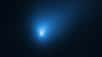 Les comètes du Système solaire libèrent des atomes lourds dans des conditions où l'on pensait que ce ne serait pas le cas, ce qui a des implications encore mystérieuses sur la cosmogonie planétaire. Remarquablement, la comète interstellaire 2I/Borisov fait de même, ce qui implique une certaine universalité de cette cosmogonie.