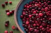 La canneberge ou cranberry est une petite baie rouge recommandée pour prévenir la cystite. Elle se consomme sous forme de jus ou de comprimé. © Pen Waggener, Flickr, CC by 2.0