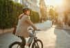 Avec la popularité croissante des vélos électriques, certains utilisateurs cherchent à repousser les limites imposées par les fabricants, notamment en débridant leur VAE (vélo à assistance électrique). Le but ? Aller plus vite que les 25 km/h autorisés par la loi pour les vélos à assistance classique. Si l’idée peut paraître tentante pour gagner du temps sur les trajets, elle n’est pas sans conséquences.