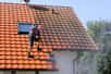 Si la mousse possède une vertu d’épuration de l’air, elle reste un élément nuisible sur les toitures. Mais elle n’est pas la seule ! Lichen et champignons sont également de la partie, ils apparaissent par le biais des spores des arbres. Ils se déposent sur le toit et germent grâce à l’humidité. Il est donc important de démousser son toit régulièrement. Avant de s’y atteler, que faut-il savoir sur ce procédé ?