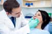 Aux États-Unis, des chercheurs ont montré qu'un composé en verre « bioactif », déjà connu en chirurgie, pourrait être utilisé dans des amalgames dentaires. Ses propriétés antiseptiques entraveraient l'apparition de caries.