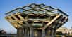 La Geisel Library, située à l'Université de Californie à San Diego, a été conçue par l'architecte William Pereira en 1970. De style brutaliste, elle se distingue par sa forme futuriste en béton et verre, évoquant une structure en éventail ou une soucoupe volante. © Antoine Taveneaux, Wikimedia Commons, CC BY-SA 3.