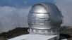 Le GranTeCan, ou GTC (pour Gran Telescopio Canarias, en espagnol, qui signifie « Grand télescope des îles Canaries »), fait partie de l'observatoire du Roque de los Muchachos (longitude 17° 52' 34" O, latitude 28° 45' 34" N). Il est situé à 2 400 m d’altitude, sur l’île de La Palma, aux Canaries. Il s'agit de l'un des plus grands télescopes du monde, avec un miroir primaire composé de 36 miroirs hexagonaux d’une surface collectrice totale de 75,7 m2, soit l’équivalent d’un miroir sphérique de 10,40 m de diamètre. Destiné principalement à observer les confins de notre Univers et à servir de banc d'essai aux instruments d'analyse de la lumière qui équiperont demain les télescopes terrestres géants, le GranTeCan est avant tout une formidable réussite technologique. © Jean-Baptiste Feldmann