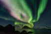 Les aurores boréales, comme les aurores australes, sont des phénomènes lumineux naturels observables en s'approchant au plus près des pôles. L'Arctique est la partie du Globe la plus propice à l'observation de ces danses célestes. Tour du monde des meilleurs endroits sur la Planète pour admirer ce spectacle céleste.