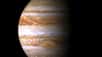 Avec un volume 1.320 fois plus important que celui de la Terre, Jupiter est plus massive que l'ensemble des corps qui tournent autour du Soleil. Constituée principalement d’hydrogène et d’hélium, cette planète tourne sur elle-même en un peu moins de 10 heures. Cette géante gazeuse présente des bandes nuageuses de différentes teintes parsemées de panaches et tourbillons. La Grande Tache Rouge est le plus imposant de ces cyclones : observé depuis le XVIIIe siècle, on pourrait y faire entrer deux fois la Terre. Outre de très fins anneaux, Jupiter est entourée de dizaines de satellites. Les quatre plus gros, Io, Europe, Ganymède et Callisto, furent découverts en 1610 par Galilée.