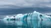 Sur Terre, de la glace peut être trouvée sur tous les continents, que ce soit sous la forme de glaciers, d’icebergs, de banquises ou d’inlandsis. Son étonnant rapport à la lumière explique, entre autres, ses incroyables variations de couleurs. De l'Himalaya à l'Alaska en passant par le Chili, l'Antarctique et le Groenland, partez explorer les plus beaux paysages de glace dans ce diaporama.