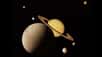 La planète géante aux anneaux compte une soixantaine de satellites. Les deux plus connus sont Titan et Encélade. Nous ne parlerons pas ici de Titan puisqu'il fait l'objet d'une autre galerie consacrée à la mission Cassini-Huygens. Encélade est réputé pour ses geysers de glace qui traduisent une activité géologique intense ; il pourrait même abriter un océan liquide sous sa surface. 
Saturne compte deux grandes familles de satellites. Les satellites réguliers (plus d'une vingtaine dont font partie Titan et Encélade) sont les plus gros et circulent dans le plan des anneaux. Leur forme est sphérique au-dessus de 400 kilomètres de diamètre. La plupart présentent une surface cratérisée recouverte d'un dépôt de matériaux gelés. Mais certains ont d'étonnantes particularités, comme Japet qui possède deux faces de couleurs différentes et une ceinture montagneuse équatoriale, Hypérion, qui ressemble à une grosse éponge ou encore Rhéa et sa tache brillante. Les satellites irréguliers quant à eux sont les plus éloignés. Leurs orbites sont fortement inclinées par rapport au plan équatorial de la planète et à l'exception de Phoebé ils n'excèdent pas 30 kilomètres de diamètre.