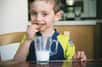 Dans l’imaginaire collectif, boire du lait pendant l’enfance serait essentiel pour fortifier ses os. Des chercheurs américains jettent un pavé dans la mare en démontrant l’inverse : la consommation de lait à l’adolescence ne diminue pas le nombre de fractures, bien au contraire.