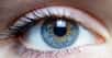 Principalement liée au vieillissement, la cataracte entraîne une baisse progressive de la vue pouvant aller jusqu'à la cécité. En effet, avec les années, le cristallin de l'œil s'épaissit, perd de sa souplesse et s'opacifie. Il est toutefois possible pour les patients de se faire opérer.