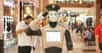 À Dubaï, les forces de police viennent d'accueillir le tout premier robot humanoïde qui sera déployé dans les centres commerciaux et les parcs d'attraction. Parlant neuf langues, il pourra converser avec les humains, mais dans des domaines plutôt restreints : leur permettre de signaler un délit et... payer leurs contraventions. Ceci n’est là, nous promet-on, que le début d’un projet bien plus ambitieux.