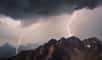Depuis 2010, les scientifiques observent une augmentation de l’activité orageuse sur les reliefs alpins, avec notamment un doublement du nombre d’éclairs. Une évolution qui serait liée à l’augmentation des températures dans cette région montagneuse.