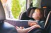 Le port de la ceinture est obligatoire pour tous en voiture. Mais comment bien attacher son enfant en fonction de son âge et de sa taille ? Une question fondamentale pour rouler en toute sécurité en famille.