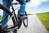 Les vélos électriques connaissent un succès grandissant, offrant une alternative écologique et pratique aux moyens de transport traditionnels. Grâce à leur assistance électrique, ils permettent de parcourir de longues distances sans trop d’effort. Cependant, pour garantir leur bon fonctionnement et prolonger leur durée de vie, un entretien régulier s’impose, notamment en ce qui concerne la batterie.