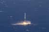 Aux États-Unis, les nouveaux pionniers du spatial font parler d'eux. Peu après le succès du troisième vol suborbital du New Shepard, de Blue Origin (la société créée par Jeff Bezos), son concurrent, SpaceX (de Elon Musk), vient de réaliser un exploit. En effet, après cinq tentatives, l'entreprise a enfin réussi à faire atterrir intact sur une barge en pleine mer l'étage principal de son lanceur, le Falcon 9.