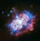 La nébuleuse de l’Homoncule créée par l’explosion de l’étoile principale du système stellaire d’Eta Carinae vue dans l’ultraviolet par Hubble contient une masse de gaz riche en magnésium (bleu) jusque-là insoupçonnée par les astronomes, située dans l’espace entre ses lobes de gaz et de poussière (blanc-rose) et les filaments d’azote (rouge). © Nasa, ESA, N. Smith (University of Arizona, Tucson), and J. Morse (BoldlyGo Institute, New York)