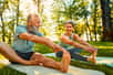 Avec l'âge, notre corps perd naturellement sa souplesse et sa mobilité. Un étirement spécifique, souvent qualifié de « plus grand étirement du monde », pourrait être la clé pour maintenir une jeunesse physique prolongée. Ce mouvement complet mobilise simultanément plusieurs groupes musculaires tout en améliorant la flexibilité de la colonne vertébrale. Comment intégrer cet exercice dans votre routine quotidienne pour des résultats optimaux ?