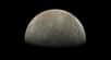 Ce cliché pris par la caméra de guidage de la sonde spatiale Juno est très surprenant. Bien qu'en noir et blanc, il révèle des caractéristiques « intriguantes » à la surface de cette lune de Jupiter couverte de glace. Europe est un monde qui fascine les astronomes car il est suspecté d'abriter un océan global et peut-être de la vie.