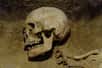 Une centaine de petits objets en pierre ont été retrouvés dans les tombes d’un site archéologique datant du Néolithique. Vu la position et la forme des objets, il pourrait s’agir de piercings que les adultes auraient arborés au niveau des oreilles et de la lèvre inférieure !