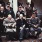 Franklin Delano Roosevelt est le président américain en exercice du 4 mars 1933 jusqu’à son décès le 12 avril 1945. La Seconde Guerre mondiale, déclenchée par l’invasion de la Pologne par l’Allemagne nazie le 1er septembre 1939, intervient donc dans la dans la seconde moitié de son second mandat présidentiel.