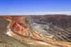 Des géologues, miniers et métallurgistes ont conduit des travaux de recherche pour élucider le mystère de cet or qui reste caché dans certains minéraux, à l'instar de la mine d’or à ciel ouvert Super Pit (à Kargoorlie, en Australie Occidentale) où une grande partie du précieux métal se trouve à l'état invisible dans la pyrite arsénifère et l’arsénopyrite. Les résultats de leurs études ouvrent de nouvelles voies pour localiser et exploiter ces autres gisements aurifères.