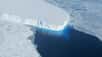 Fin septembre, en Antarctique, un iceberg s'est détaché et « C'est délicat à expliquer car on ne veut pas que les gens croient que le changement climatique n'existe pas. Mais cet évènement n'est pas un signe de changement climatique », a conclu la glaciologue américaine Helen Amanda Fricker. © James Yunkel, Nasa Ice, Wikipedia, DP