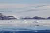 Au nord-est du Groenland, une partie de l’inlandsis que l’on pensait résistante au réchauffement climatique serait en réalité en train de perdre des quantités importantes de glace : jusqu’à dix milliards de tonnes disparaissent chaque année depuis 2003. Ces données n’étaient pas prises en compte dans les modèles de prédiction de la hausse du niveau des mers, ce qui laisse penser que la situation pourrait être pire que prévu.