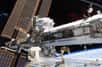 Une vue d'AMS-02 (devant les panneaux solaires, en haut) juste après son installation sur l'ISS. Il chasse la matière noire et devrait le faire pendant des années. © Nasa