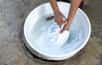 L’eau oxygénée peut être utilisée comme détachant ou désinfectant. © bignai, Fotolia